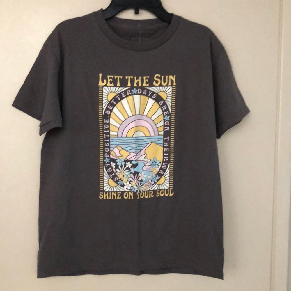 🆕”Let The Sun Shine” screen tee! Poly/cotton! Color: gray! Girls M! New!